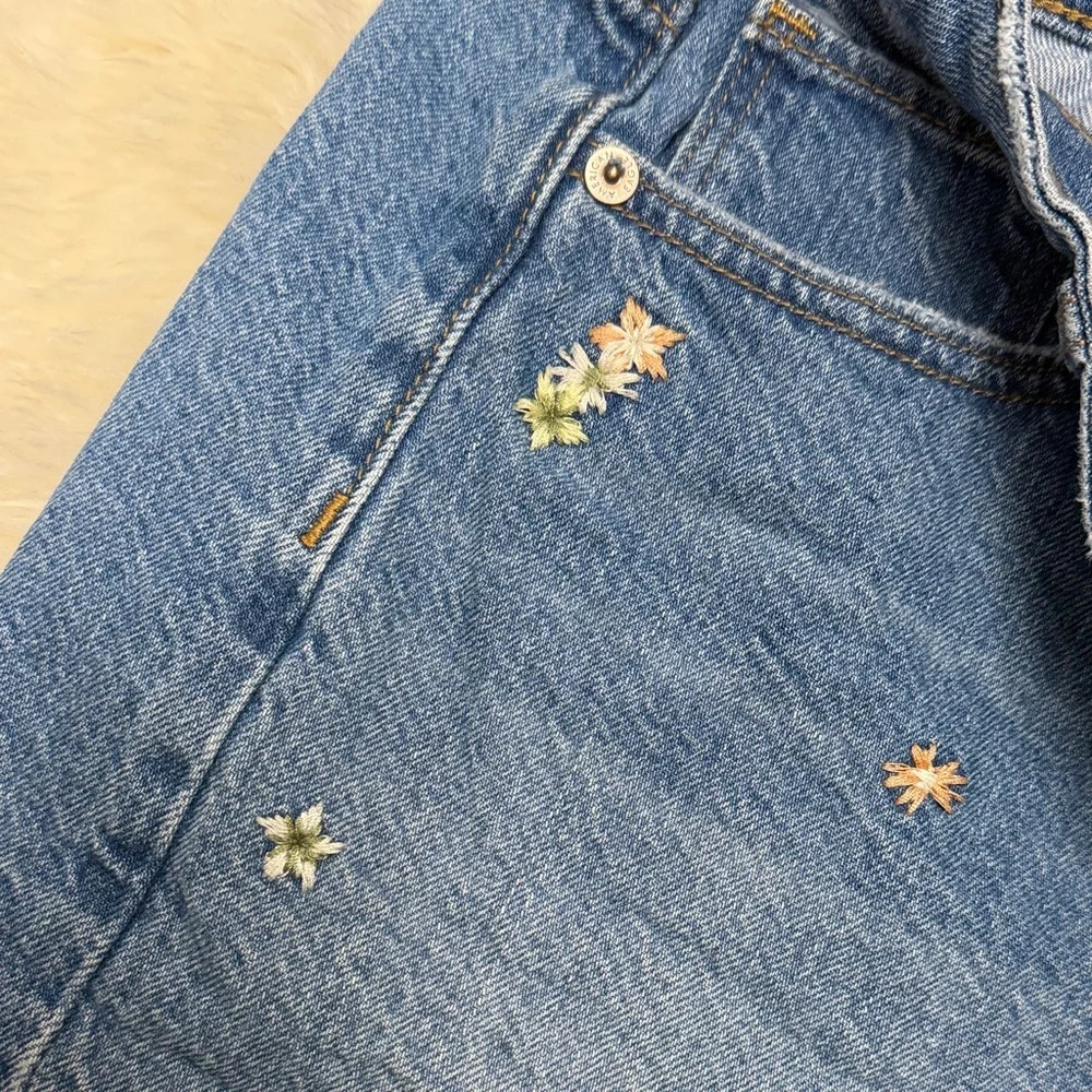 American Eagle women’s Embroidered Light Blue Denim raw hem Shorts size 4 - Picture 5 of 11